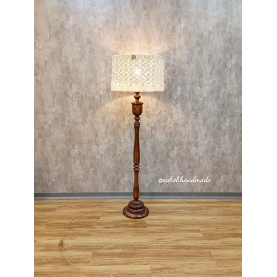 آباژور ایستاده چوبی مدل بلوط با شید مکرومه بافت