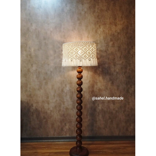 آباژور کنار سالنی ترکیب چوب و مکرومه با پایه مینیمال