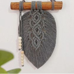 تک برگ مکرومه طرح لوزی با مهره چوبی تک برگ مکرومه طرح لوزی با مهره چوبی