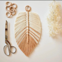 دیوارکوب برگ مکرومه بافی نسکافه ای سایز برگ 30 سانتی متر رنگ دلخواه برند آرت بیوتی دیوارکوب برگ مکرومه بافی نسکافه ای سایز برگ 30 سانتی متر رنگ دلخواه برند آرت بیوتی