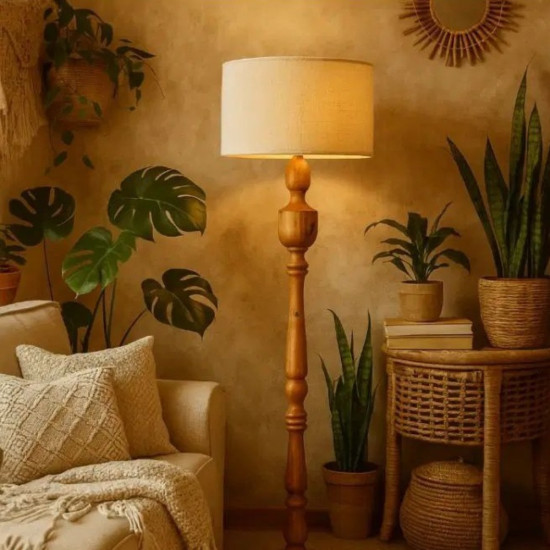 آباژور ایستاده چوبی کنار سالنی با شید پارچه ای