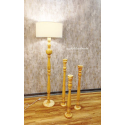 ست آباژور ایستاده و جا شمعی چوبی کنار سالنی با شید پارچه ای ست آباژور ایستاده و جا شمعی چوبی کنار سالنی با شید پارچه ای