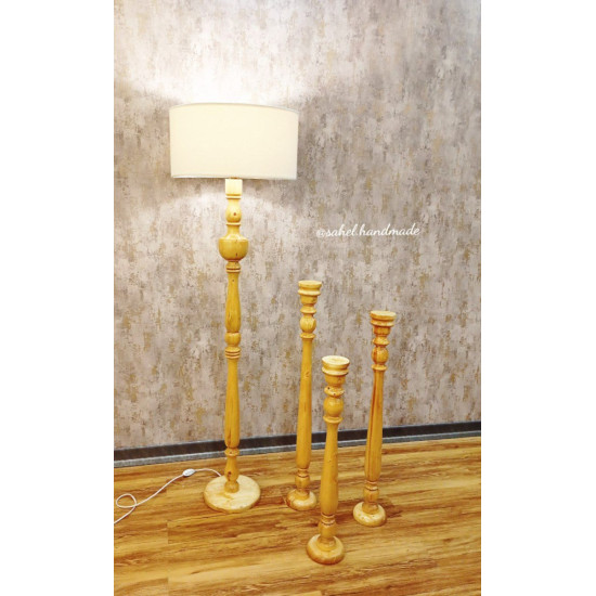 ست آباژور ایستاده و جا شمعی چوبی کنار سالنی با شید پارچه ای