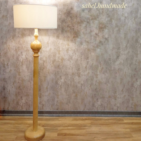 آباژور ایستاده چوبی کنار سالنی مینیمال