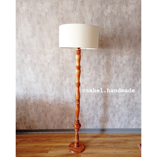 آباژور ایستاده چوبی کنار سالنی با شید پارچه ای