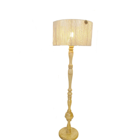 آباژور ایستاده چوبی کنار سالنی با شید شیری رنگ