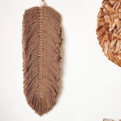آویز پر مکرومه بافی طرح تک برگ آویز پر مکرومه بافی طرح تک برگ
