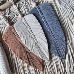 دیوارکوب مکرومه بافی طرح سه برگ رنگ روشن دیوارکوب مکرومه بافی طرح سه برگ رنگ روشن