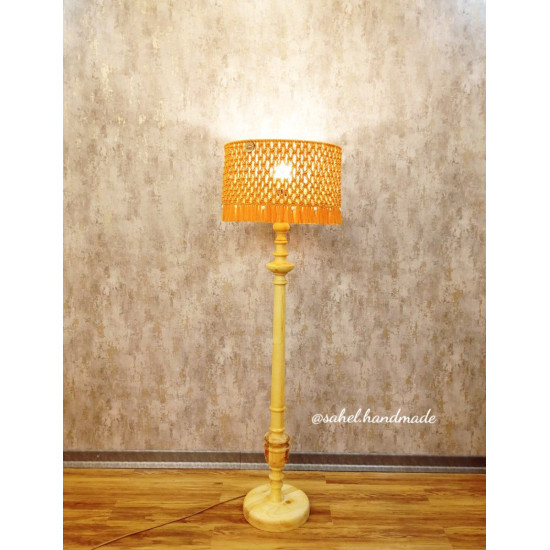 آباژور ایستاده چوبی با شید مکرومه بافت شده سبک مینیمال